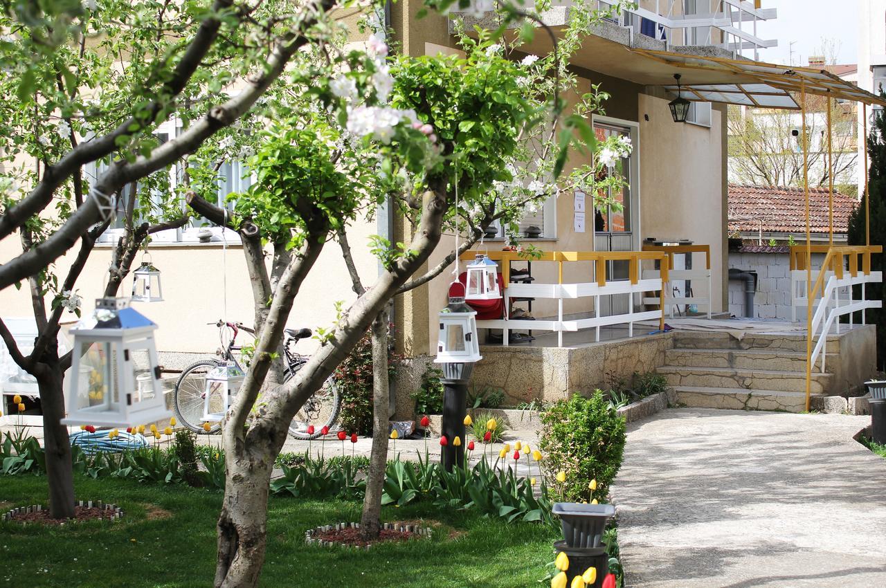 Sarac Hostel Peje Exterior foto